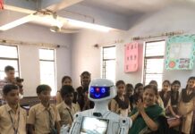 ರೋಬೋಟ್ ಜೊತೆ ಹೇಮಾವತಿ ವೀ. ಹೆಗ್ಗಡೆ ಸಂವಹನ