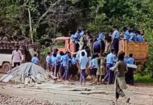 ಬೆಳ್ತಂಗಡಿ: ಶಾಲಾ ಮಕ್ಕಳನ್ನು ಟಿಪ್ಪರ್, ಪಿಕಪ್ನಲ್ಲಿ ಕರೆದುಕೊಂಡು ಹೋದ ಘಟನೆ; ಪ್ರಭಾರ ಮುಖ್ಯೋಪಾಧ್ಯಾಯ ಅಮಾನತು